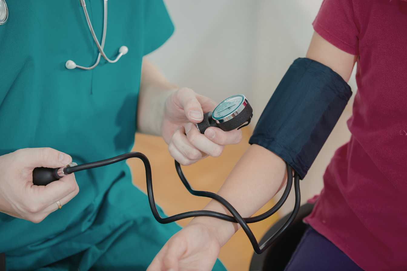 sang-dans-les-selles-6-causes-symptomes-et-quand-s-inquieter-guide-3